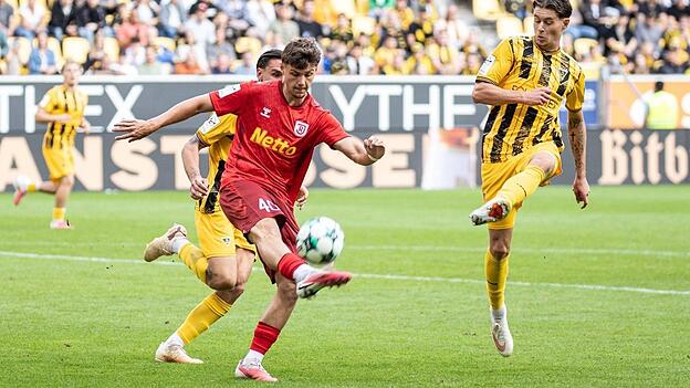 Jakob Seibold (am Ball) und der SSV Jahn Regensburg fanden nach 30 Minuten besser in die Partie und erk&auml;mpften sich bei Alemannia Aachen noch ein 2:2.