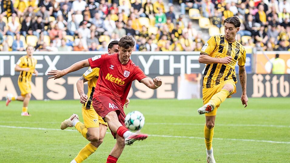 Jakob Seibold (am Ball) und der SSV Jahn Regensburg fanden nach 30 Minuten besser in die Partie und erk&auml;mpften sich bei Alemannia Aachen noch ein 2:2.
