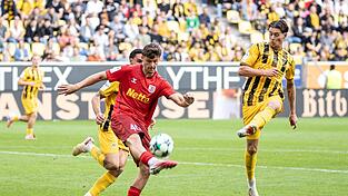 Jakob Seibold (am Ball) und der SSV Jahn Regensburg fanden nach 30 Minuten besser in die Partie und erk&auml;mpften sich bei Alemannia Aachen noch ein 2:2.