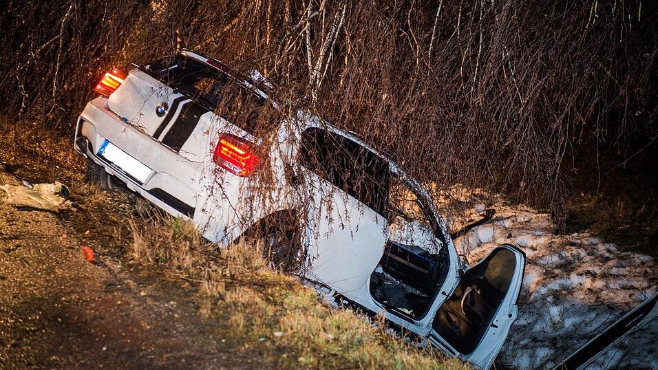 Bei dem Unfall am Freitagabend zwischen Postau und W&ouml;rth an der Isar wurde der Fahrer t&ouml;dlich verletzt.