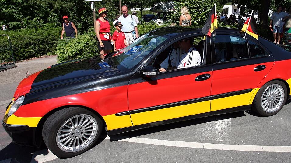 Seitenspiegel-Überzieher in Schwarz-Rot-Gold sind zurück: Wenn wir schon im Fußball nicht Europameister sind, dann im Recycling. So haben viele von der WM 2006 alte Deutschland-Fahnen und -Überzieher fürs Auto wiederentdeckt. Etwas muffig und verblichen zwar, aber noch lange nicht reif für den Wertstoffhof.