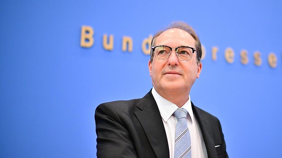 Alexander Dobrindt (CSU), Bundesinnenminister, spricht während einer Pressekonferenz zum Bundeslagebild über sexuellen Missbrauch von Kindern und Jugendlichen im Jahr 2024 Alexander Dobrindt (CSU), Bundesinnenminister, spricht während einer Pressekonferenz zum Bundeslagebild über sexuellen Missbrauch von Kindern und Jugendlichen im Jahr 2024