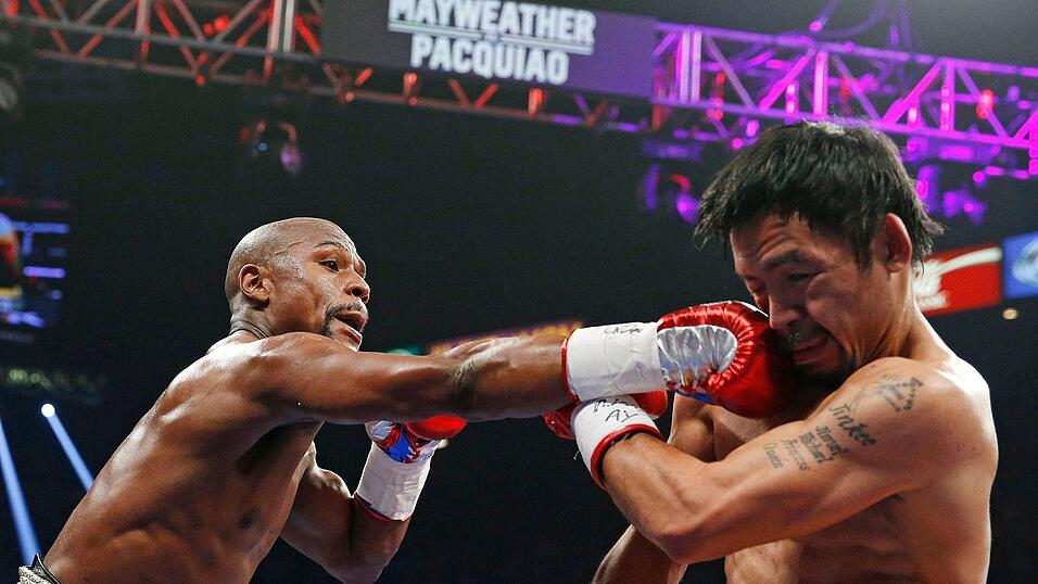 Im Juni 2015 flogen erstmals die Fäuste zwischen Floyd Mayweather (l) und Manny Pacquiao. (Archivbild) Im Juni 2015 flogen erstmals die Fäuste zwischen Floyd Mayweather (l) und Manny Pacquiao. (Archivbild)