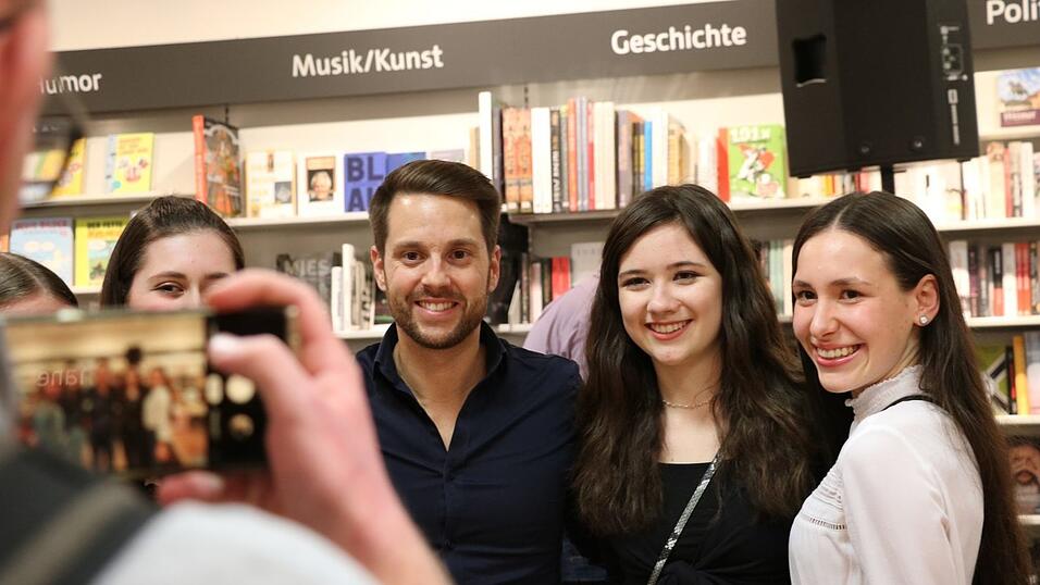 Zum Abschluss des Talks erf&uuml;llte Mirko Drotschmann noch viele Selfie- und Autogrammw&uuml;nsche.