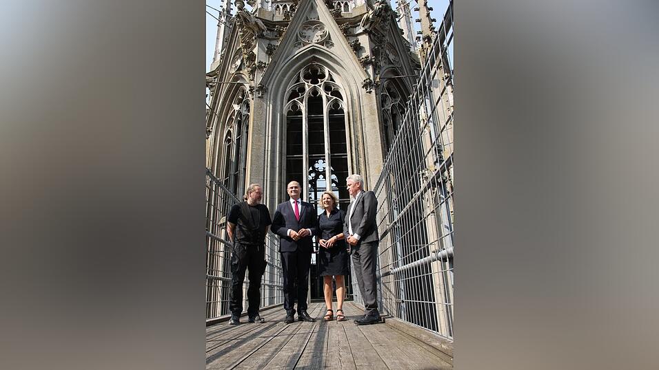 Zwischen den Domspitzen stehen (von links) der Leiter der Dombauhütte Matthias Baumüller, Bayerns Finanzminister Albert Füracker, Bürgermeisterin Astrid Freudenstein und Bauamtsleiter Karl Stock. Zwischen den Domspitzen stehen (von links) der Leiter der Dombauhütte Matthias Baumüller, Bayerns Finanzminister Albert Füracker, Bürgermeisterin Astrid Freudenstein und Bauamtsleiter Karl Stock.
