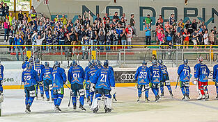 Verdienter Applaus: Die mitgereisten Fans der Straubing Tigers dürfen im Südtiroler Latsch über zwei Erfolge und den Turniersieg ihrer Mannschaft jubeln.