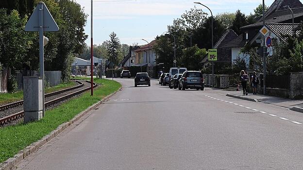 Fahrradschutzstreifen - auf der einen Seite mit gestrichelter Linie, auf der anderen nur mit Piktogrammen - sollen auf der von vielen Pkw und Lkw genutzten Industriestra&szlig;e f&uuml;r mehr Sicherheit sorgen.