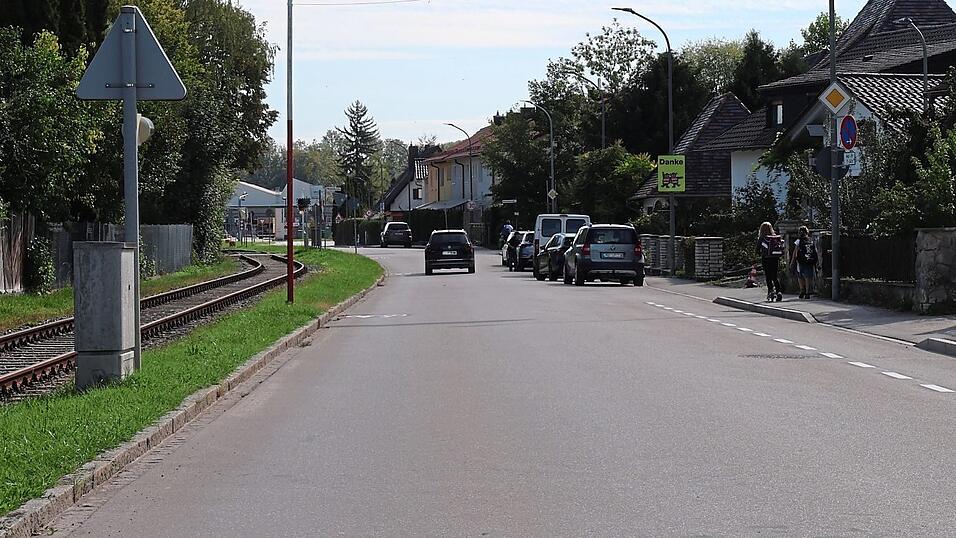 Fahrradschutzstreifen - auf der einen Seite mit gestrichelter Linie, auf der anderen nur mit Piktogrammen - sollen auf der von vielen Pkw und Lkw genutzten Industriestraße für mehr Sicherheit sorgen. Fahrradschutzstreifen - auf der einen Seite mit gestrichelter Linie, auf der anderen nur mit Piktogrammen - sollen auf der von vielen Pkw und Lkw genutzten Industriestraße für mehr Sicherheit sorgen.
