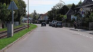 Fahrradschutzstreifen - auf der einen Seite mit gestrichelter Linie, auf der anderen nur mit Piktogrammen - sollen auf der von vielen Pkw und Lkw genutzten Industriestraße für mehr Sicherheit sorgen. Fahrradschutzstreifen - auf der einen Seite mit gestrichelter Linie, auf der anderen nur mit Piktogrammen - sollen auf der von vielen Pkw und Lkw genutzten Industriestraße für mehr Sicherheit sorgen.