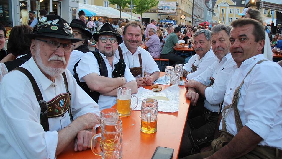 Viele Landshuter genossen ihren Freitagabend auf dem Bismarckplatzfest.