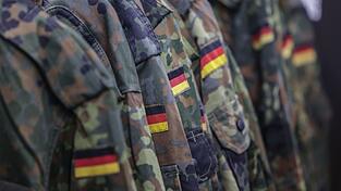 Laut Polizei trug der Bundeswehr-Soldat bei dem Angriff Uniform. (Symbolbild)