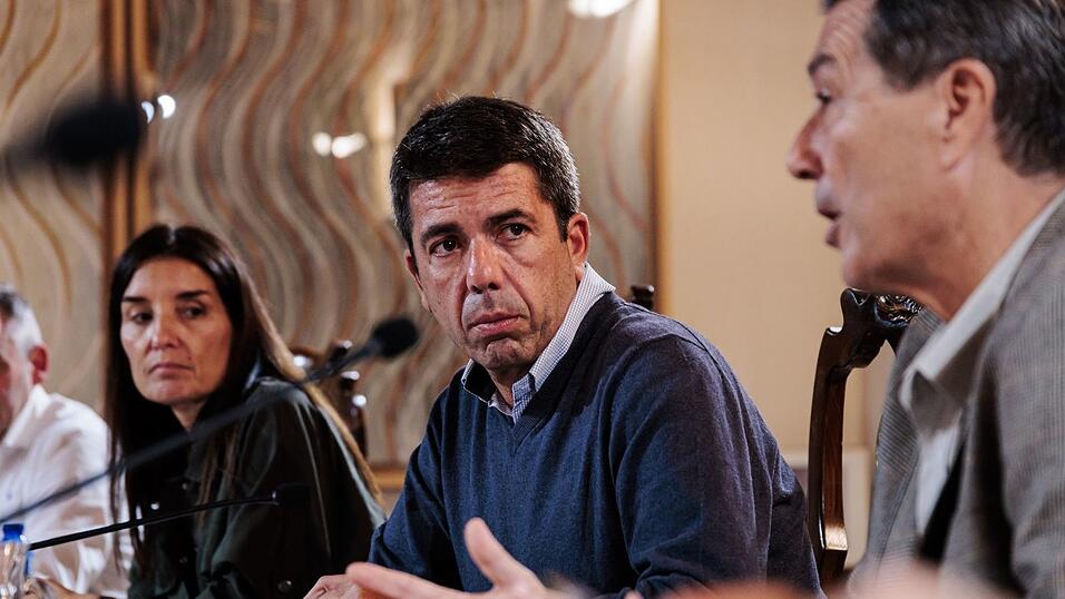 Regionalpräsident Carlos Mazón (Mitte) steht in der Kritik. (Archivfoto)