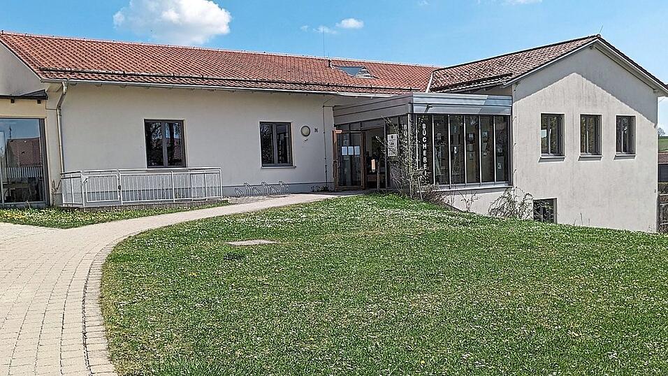 Hier auf der Wiese entsteht das Multifunktionsgeb&auml;ude f&uuml;r Ganztagsbetreuung, B&uuml;cherei, Rathaus-Sitzungssaal und Trauungszimmer.