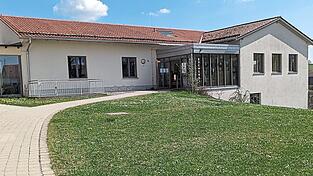 Hier auf der Wiese entsteht das Multifunktionsgeb&auml;ude f&uuml;r Ganztagsbetreuung, B&uuml;cherei, Rathaus-Sitzungssaal und Trauungszimmer.