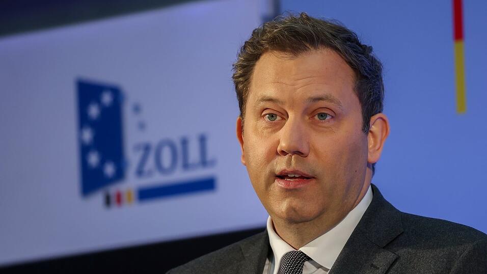 Finanzminister Lars Klingbeil dankte den Einsatzkr&auml;ften des Zolls. (Archivbild)