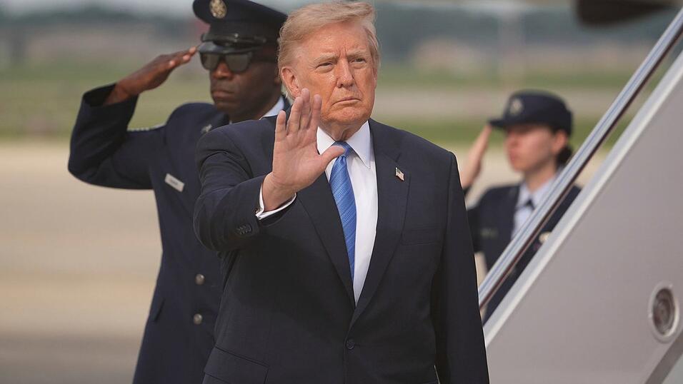 Anfang des Jahres hatten US-Spezialkräfte den langjährigen Staatschef Venezuelas, Nicolás Maduro, gefangengenommen. Nun gibt Trump einen Öl-Deal mit dem Land bekannt. Anfang des Jahres hatten US-Spezialkräfte den langjährigen Staatschef Venezuelas, Nicolás Maduro, gefangengenommen. Nun gibt Trump einen Öl-Deal mit dem Land bekannt.
