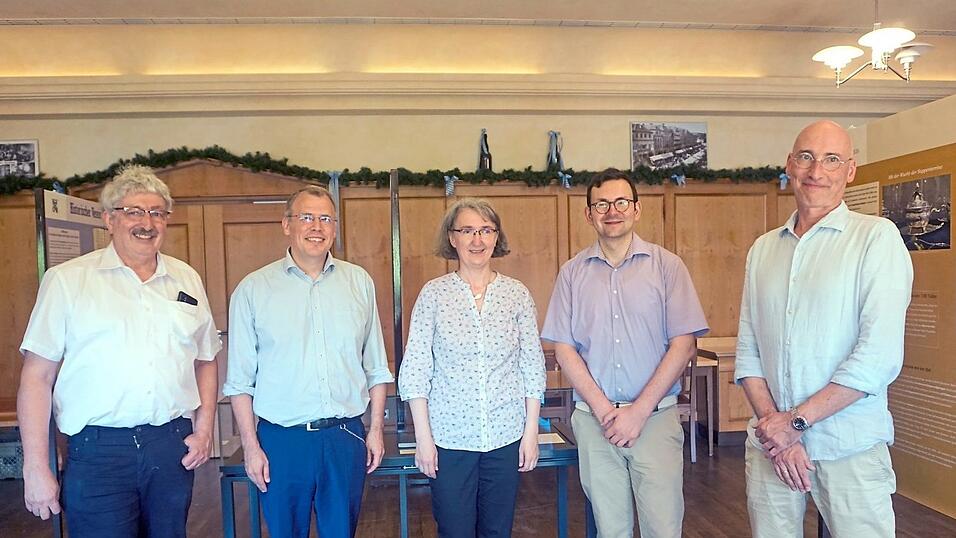 Versammelte Archivleiter (von links): Artur Dirmeier (Spitalarchiv), Andreas Becker (Archiv der Universität), Camilla Weber (Bischöfliches Zentralarchiv), Lorenz Baibl (Leiter des Amtes für Archiv und Denkmalpflege), Peter Styra (Thurn und Taxis Zentralarchiv).