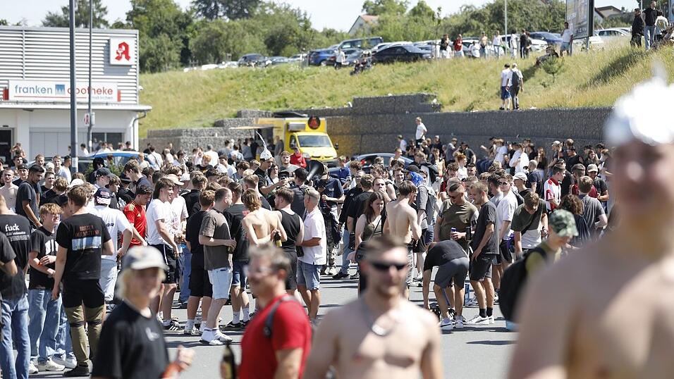 Tausende Menschen haben sich laut Polizei in und um Altschauerberg in Mittelfranken versammelt - sogenannte Hater des Youtubers «Drachenlord». Tausende Menschen haben sich laut Polizei in und um Altschauerberg in Mittelfranken versammelt - sogenannte Hater des Youtubers «Drachenlord».