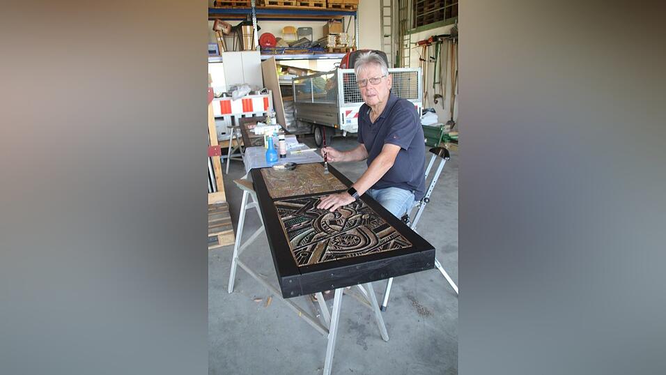 Künstler Richard Furch hat sich der Restaurierung der Stele angenommen.