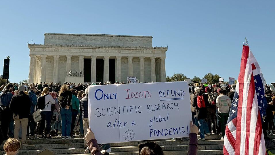 Proteste gegen Kürzungen. Proteste gegen Kürzungen.