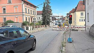 Kurz nach dem Bahnübergang befindet sich die neue Ampel.