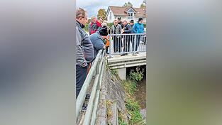 Die Mauer in Perbing gehört saniert, aber was steckt darunter?. Die Mauer in Perbing gehört saniert, aber was steckt darunter?.