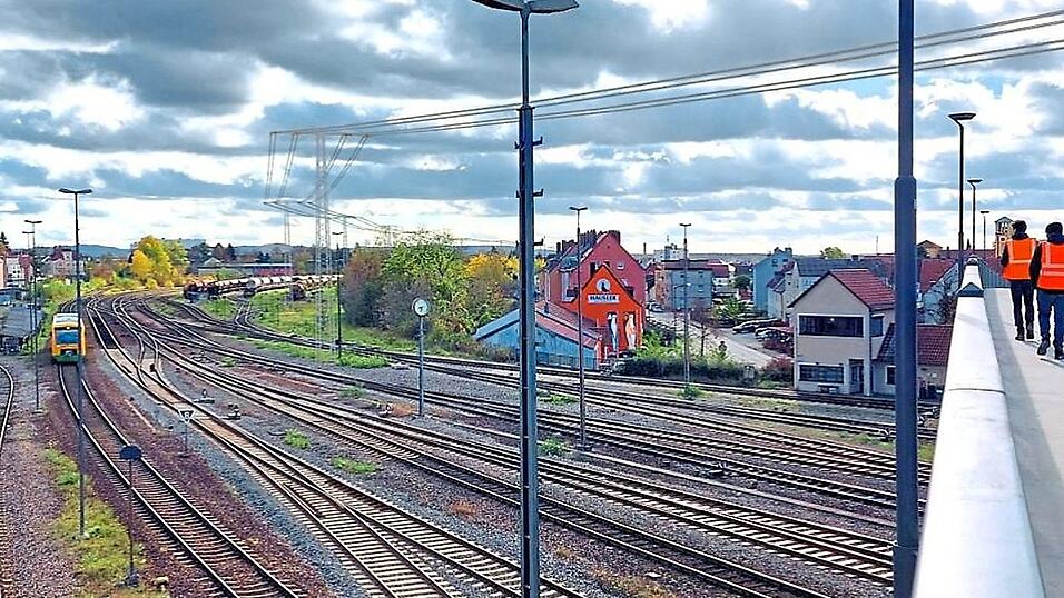 Diese Visualisierung zeigt eine Bahnstromleitung, die entlang der Gleise von Regensburg her Schwandorf erreicht. Die Leitung würde über die Adenauerbrücke (rechts) führen. In der Darstellung fehlen die Fahrdrähte, die für die Elektrifizierung ohnehin gebaut werden müssen. Diese Visualisierung zeigt eine Bahnstromleitung, die entlang der Gleise von Regensburg her Schwandorf erreicht. Die Leitung würde über die Adenauerbrücke (rechts) führen. In der Darstellung fehlen die Fahrdrähte, die für die Elektrifizierung ohnehin gebaut werden müssen.