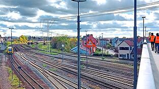 Diese Visualisierung zeigt eine Bahnstromleitung, die entlang der Gleise von Regensburg her Schwandorf erreicht. Die Leitung würde über die Adenauerbrücke (rechts) führen. In der Darstellung fehlen die Fahrdrähte, die für die Elektrifizierung ohnehin gebaut werden müssen.