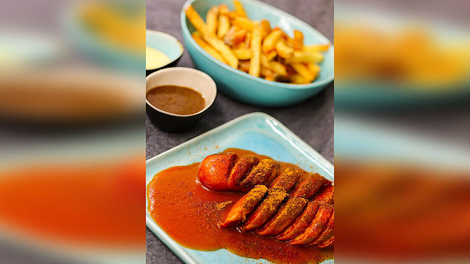 So sieht sie bei Curry & Style in Regensburg aus: die Currywurst mit Pommes. Am heutigen 21. Januar feiert Deutschland 60 Jahre Patent auf seine Kult-Wurst, die ursprünglich in Berlin erfunden wurde. So sieht sie bei Curry & Style in Regensburg aus: die Currywurst mit Pommes. Am heutigen 21. Januar feiert Deutschland 60 Jahre Patent auf seine Kult-Wurst, die ursprünglich in Berlin erfunden wurde.