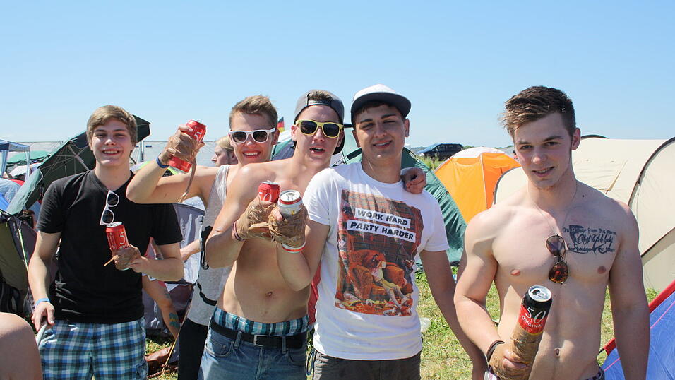Ein Streifzug durch das Campinggelände: Trotz heißer Temperaturen sind die Festivalbesucher bestens gelaunt. (Foto: David Voltz) Ein Streifzug durch das Campinggelände: Trotz heißer Temperaturen sind die Festivalbesucher bestens gelaunt. (Foto: David Voltz)