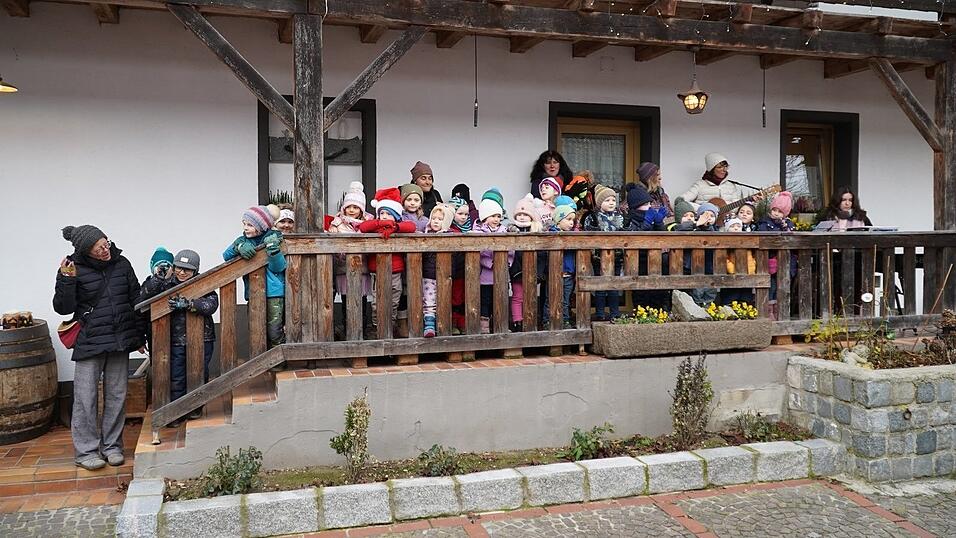 &Uuml;ber 100 Besucher h&ouml;rten den Kindern vom Kindergarten Spielraum zu.