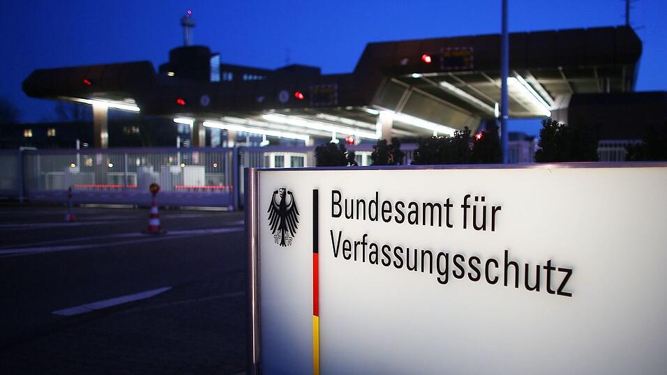 Mehr Details zu christlichen Influencern, bei denen der Verfassungsschutz Handlungen gegen die freiheitliche demokratische Grundordnung, erkennt, gibt die Bundesregierung nicht preis. Sie begründet dies unter anderem damit, dass dies zu «Abwehrstrategien» führen und dadurch die Erkenntnisgewinnung erschweren könnte. (Symbolbild) Mehr Details zu christlichen Influencern, bei denen der Verfassungsschutz Handlungen gegen die freiheitliche demokratische Grundordnung, erkennt, gibt die Bundesregierung nicht preis. Sie begründet dies unter anderem damit, dass dies zu «Abwehrstrategien» führen und dadurch die Erkenntnisgewinnung erschweren könnte. (Symbolbild)