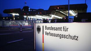 Mehr Details zu christlichen Influencern, bei denen der Verfassungsschutz Handlungen gegen die freiheitliche demokratische Grundordnung, erkennt, gibt die Bundesregierung nicht preis. Sie begründet dies unter anderem damit, dass dies zu «Abwehrstrategien» führen und dadurch die Erkenntnisgewinnung erschweren könnte. (Symbolbild) Mehr Details zu christlichen Influencern, bei denen der Verfassungsschutz Handlungen gegen die freiheitliche demokratische Grundordnung, erkennt, gibt die Bundesregierung nicht preis. Sie begründet dies unter anderem damit, dass dies zu «Abwehrstrategien» führen und dadurch die Erkenntnisgewinnung erschweren könnte. (Symbolbild)