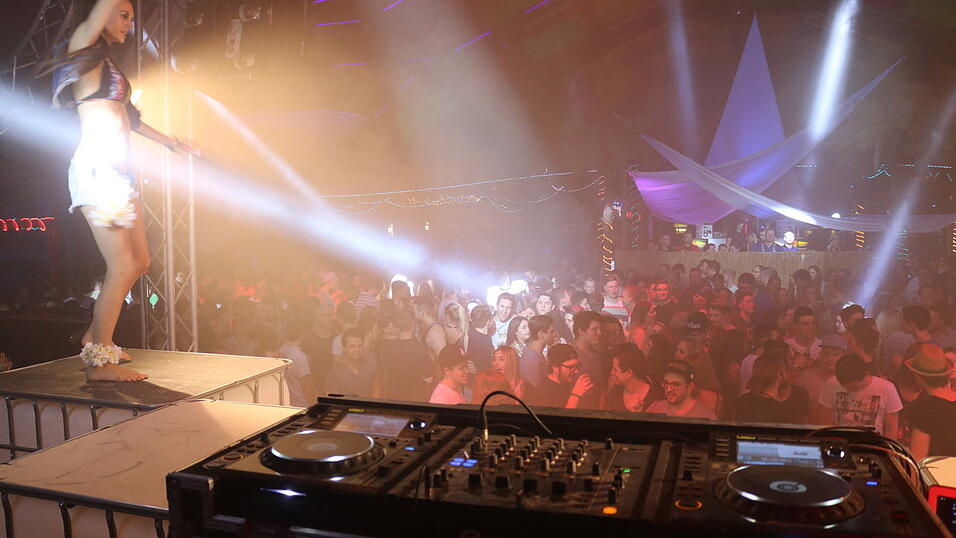 Tausende Partyhungrige kamen an den letzten beiden Januarwochenenden zur Beachparty in Vilsbiburg. Tausende Partyhungrige kamen an den letzten beiden Januarwochenenden zur Beachparty in Vilsbiburg.