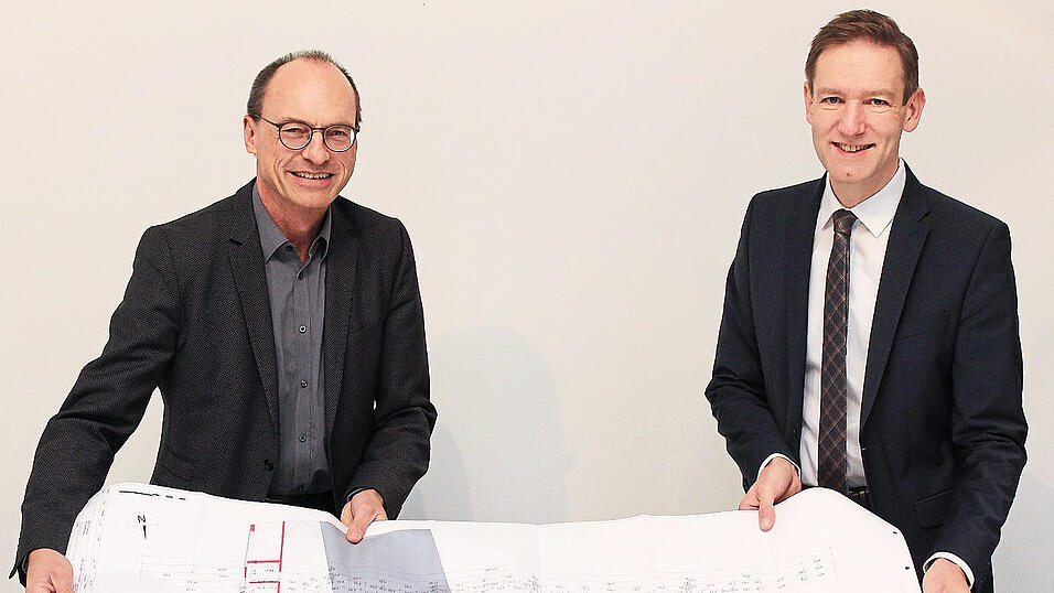 Regierungspr&auml;sident Rainer Haselbeck (links) und Rolf-Peter Klar, Leiter des Sachgebietes St&auml;dtebau, Bauordnung der Regierung von Niederbayern, ziehen zufrieden Bilanz zur F&ouml;rderung.
