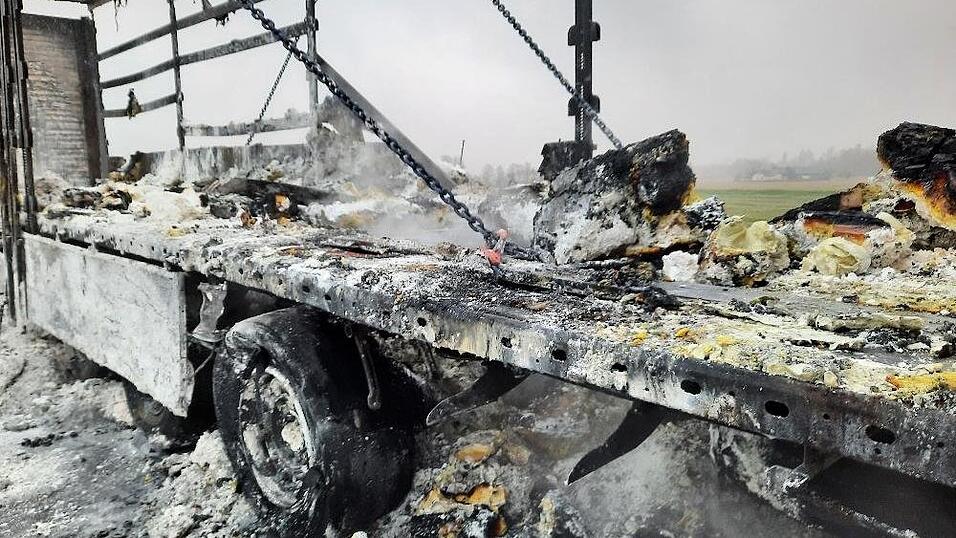 Der Auflieger eines Lastwagens ist auf der A94 bei Malching ausgebrannt.