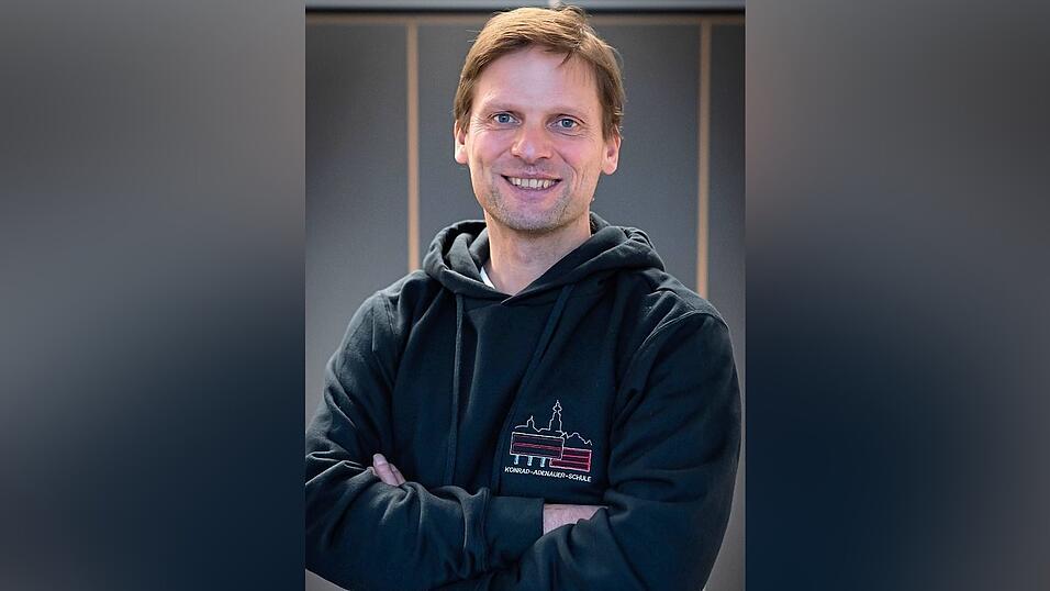 Direktor Alexander Peintinger trägt gern den neuen Schulpulli mit Logo. Direktor Alexander Peintinger trägt gern den neuen Schulpulli mit Logo.