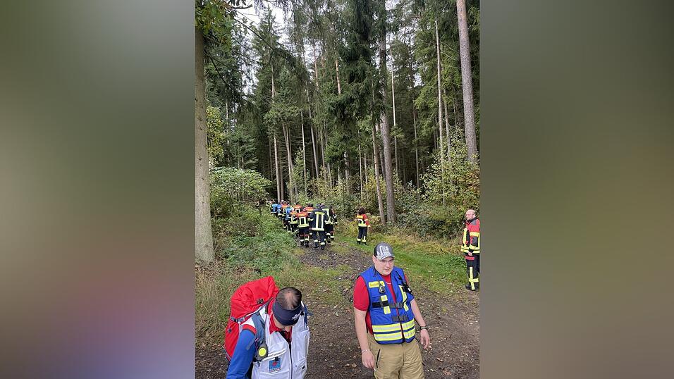 Etwa 180&nbsp;Einsatzkr&auml;fte von Feuerwehr, BRK und Bergwacht halfen bei der Personensuche mit. Der Vermisste wurde letztendlich am Donnerstagmittag gefunden.