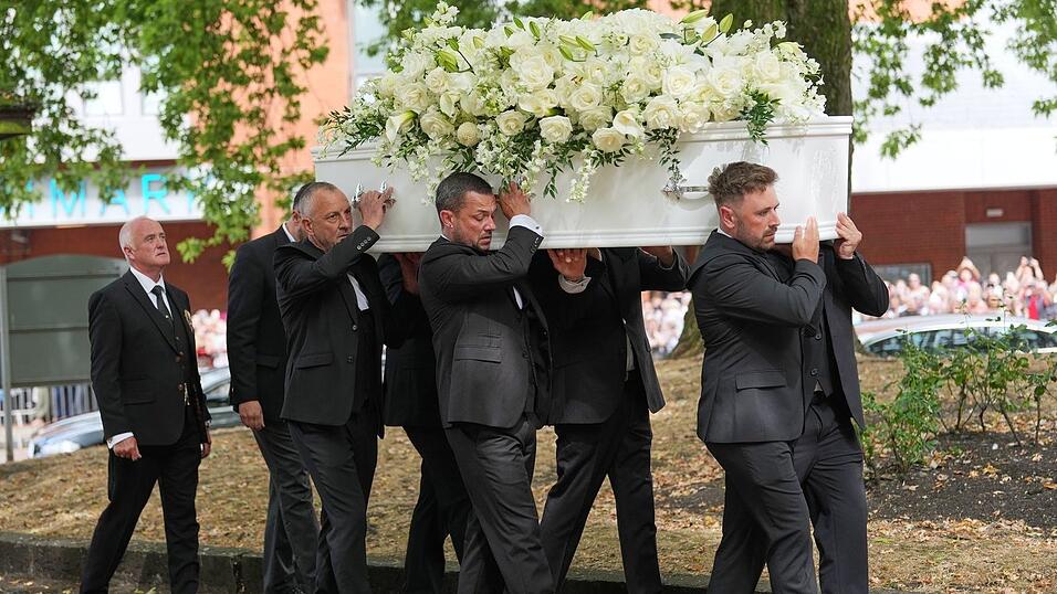 Kurz vor Mittag wurde der Sarg in die Kirche getragen. Kurz vor Mittag wurde der Sarg in die Kirche getragen.