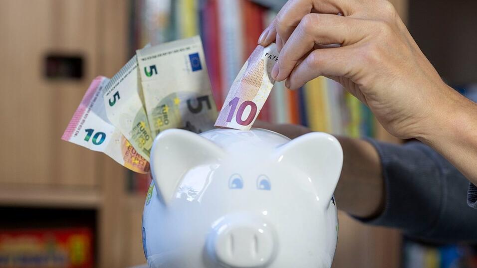 Die Haushalte in Deutschland sparen besonders viel. (Symbolbild) Die Haushalte in Deutschland sparen besonders viel. (Symbolbild)