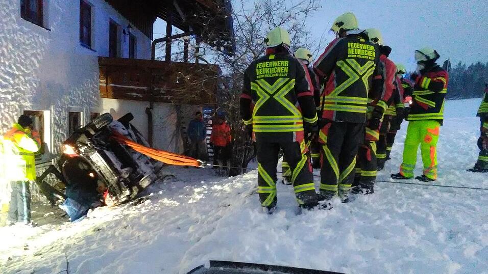 Eine junge Frau rutschte mit ihrem Auto gegen eine Hausmauer, an der Schaden von rund 500 Euro entstand. Der Opel Corsa hat wirtschaftlichen Totalschaden. Eine junge Frau rutschte mit ihrem Auto gegen eine Hausmauer, an der Schaden von rund 500 Euro entstand. Der Opel Corsa hat wirtschaftlichen Totalschaden.