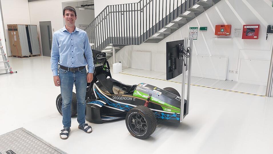 Er ist der Mann für die nötige Power: Professor Dr. Otto Kreutzer (Fachbereich Leistungselektronik). Er ist der Mann für die nötige Power: Professor Dr. Otto Kreutzer (Fachbereich Leistungselektronik).