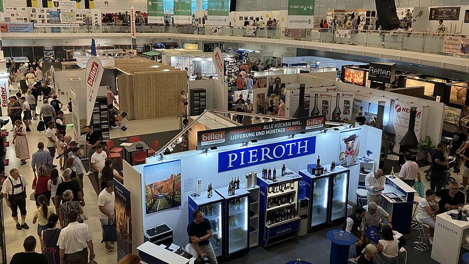 Am Sonntagmittag fl&uuml;chteten viele Besucher vor dem Wolkenbruch in die Stadthalle. Ob das Wetter oder die allgemeine Konjunkturlage der Grund f&uuml;r die Unzufriedenheit vieler Aussteller ist, dar&uuml;ber kann man nur spekulieren.