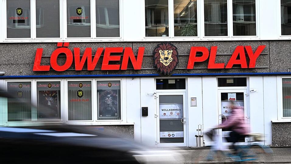 Eine Löwen-Spielothek in Düsseldorf. Verlockend sieht das nicht aus - darf es aber auch nicht, so schreibt es das Gesetz vor. Eine Löwen-Spielothek in Düsseldorf. Verlockend sieht das nicht aus - darf es aber auch nicht, so schreibt es das Gesetz vor.