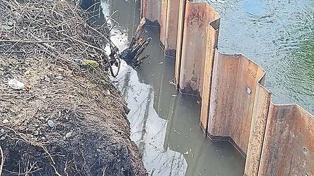 Unter anderem mit Spundwänden wurde versucht, das Heizöl aus dem Mühlbach fernzuhalten. Unter anderem mit Spundwänden wurde versucht, das Heizöl aus dem Mühlbach fernzuhalten.