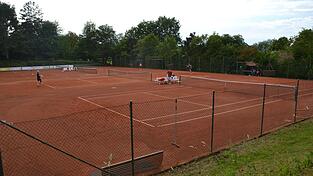 Zuschuss für den Tennisclub: Die idyllische Anlage des TC Au steht auf Kirchengrund. Nach einer drastischen Erhöhung des Erbbauzinses durch die Diözese Regensburg springt nun die Kommune ein: Der Finanz- und Personalausschuss genehmigte eine einmalige Überbrückungshilfe für das laufende Jahr. Zuschuss für den Tennisclub: Die idyllische Anlage des TC Au steht auf Kirchengrund. Nach einer drastischen Erhöhung des Erbbauzinses durch die Diözese Regensburg springt nun die Kommune ein: Der Finanz- und Personalausschuss genehmigte eine einmalige Überbrückungshilfe für das laufende Jahr.
