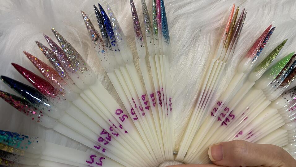 Die Farb- und Glitzerpalette bei Hau Lee an der Ottogasse ist schier endlos. Die Nageldesignerin selbst hat Naturfingern&auml;gel.