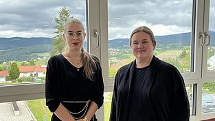 Die Sonderausstellerinnen Klara Pfeiffer und Claudia Wittmann