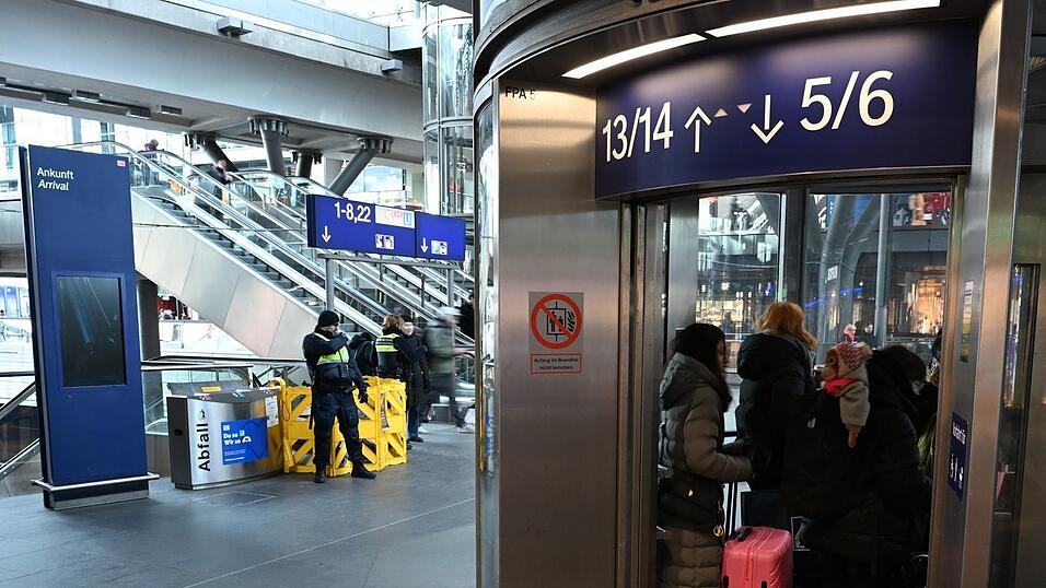 Die Aufz&uuml;ge im Hauptbahnhof brauchen oft sehr lang. (Archivbild)