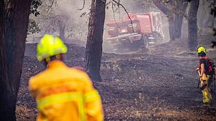 Die Feuerwehr kämpft immer noch gegen den Brand, die Lage hat sich allerdings stabilisiert. Die Feuerwehr kämpft immer noch gegen den Brand, die Lage hat sich allerdings stabilisiert.